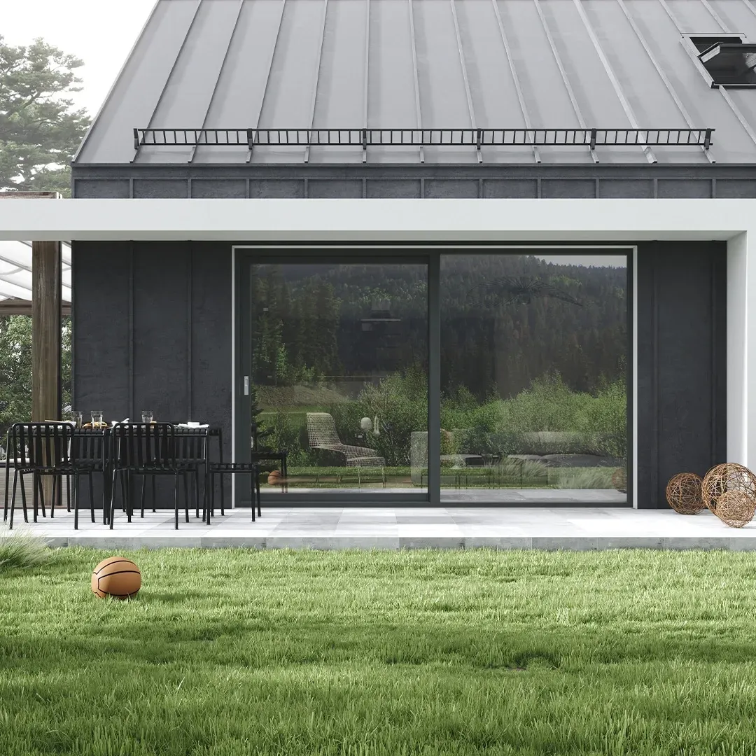 Baie vitrée coulissante Innoslide noire sur la terrasse d'une maison contemporaine ouvrant sur un jardin