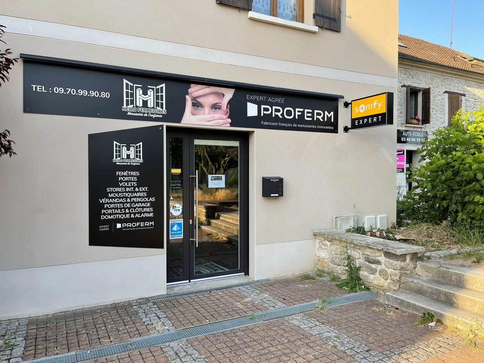 Façade du showroom de Hello Fermetures