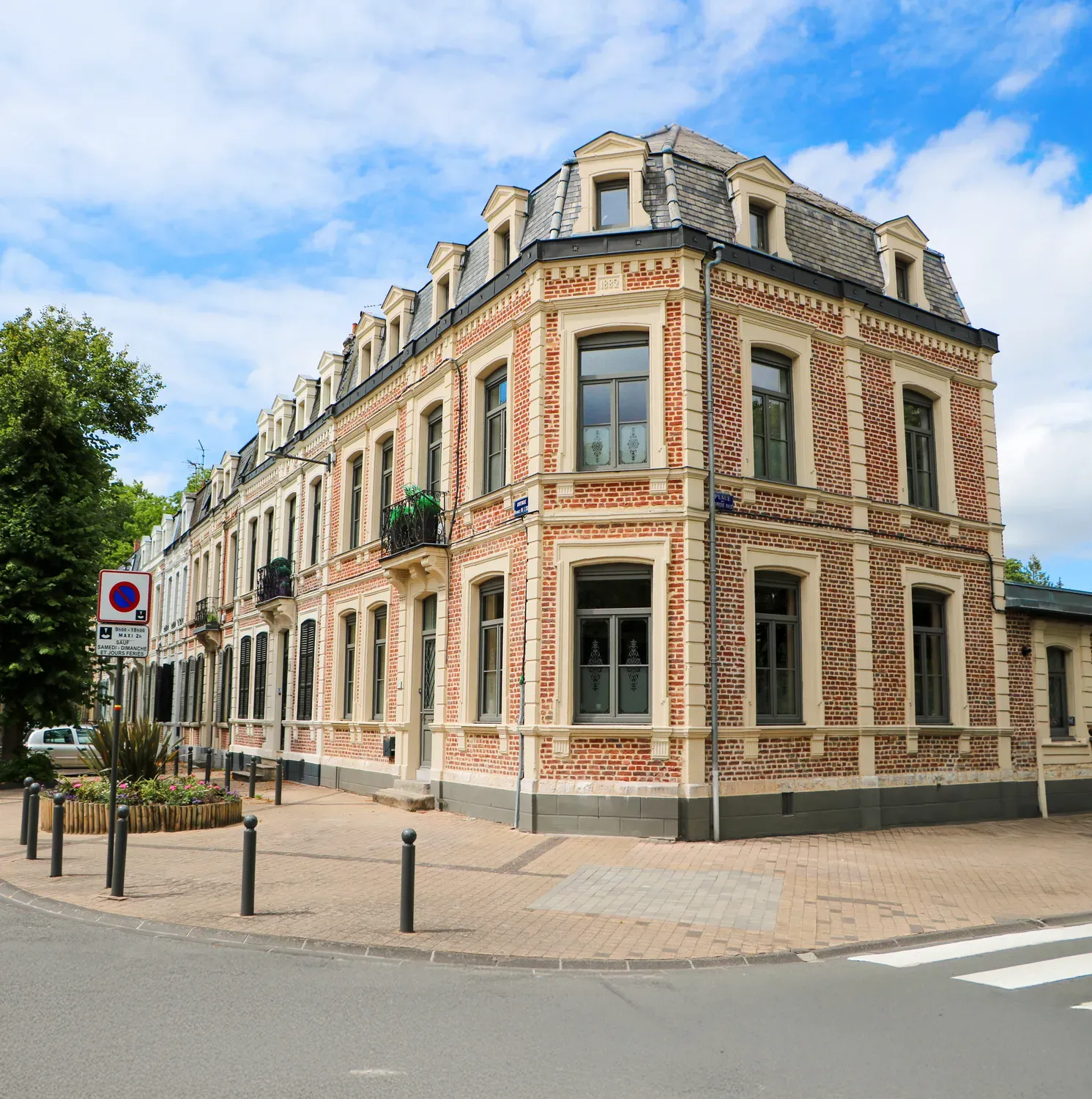 Immeuble d'angle en brique de 1882 rénové avec des fenêtres aluminium PROFERM