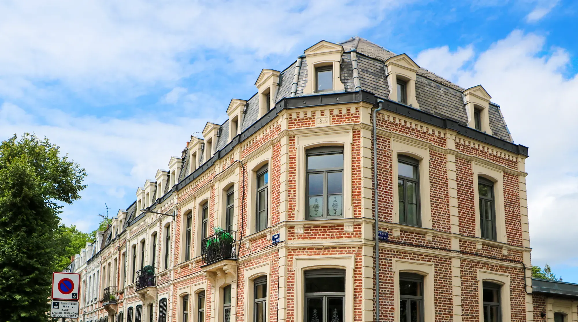Immeuble d'angle en brique de 1882 rénové avec des fenêtres hybride 70 anthracite