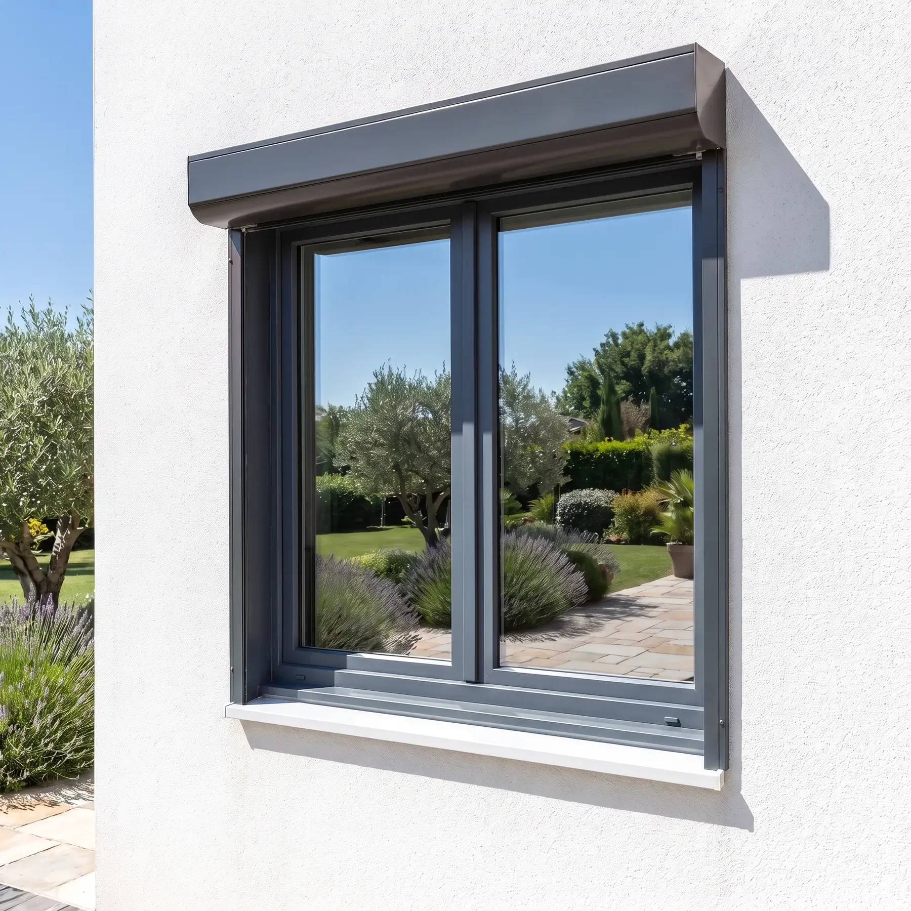 Fenêtre hybride 70 anthracite à deux vantaux avec volet roulant intégré, sur une maison contemporaine