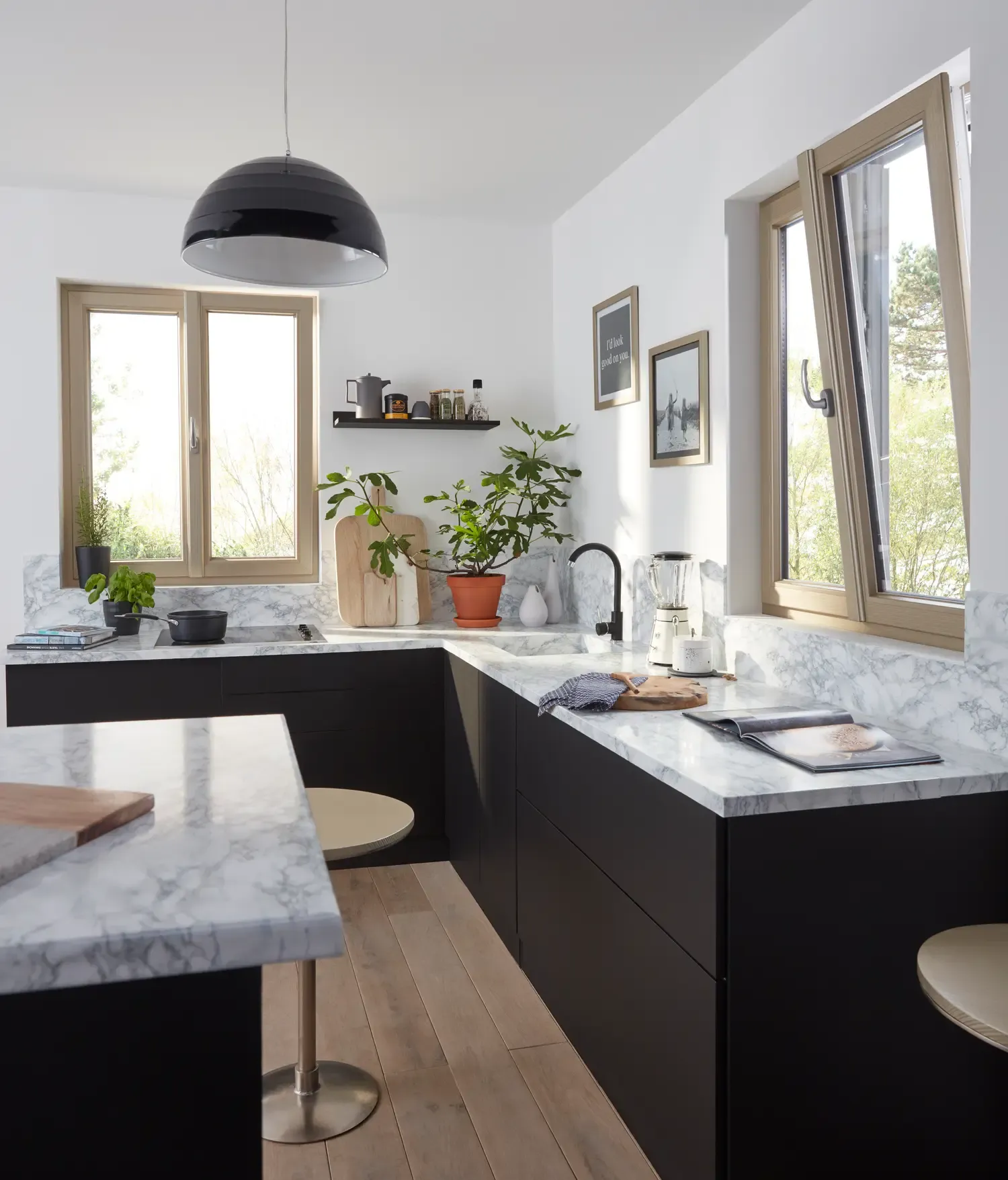 Cuisine contemporaine équipée de fenêtres Textural à finition bois clair et plans en marbre