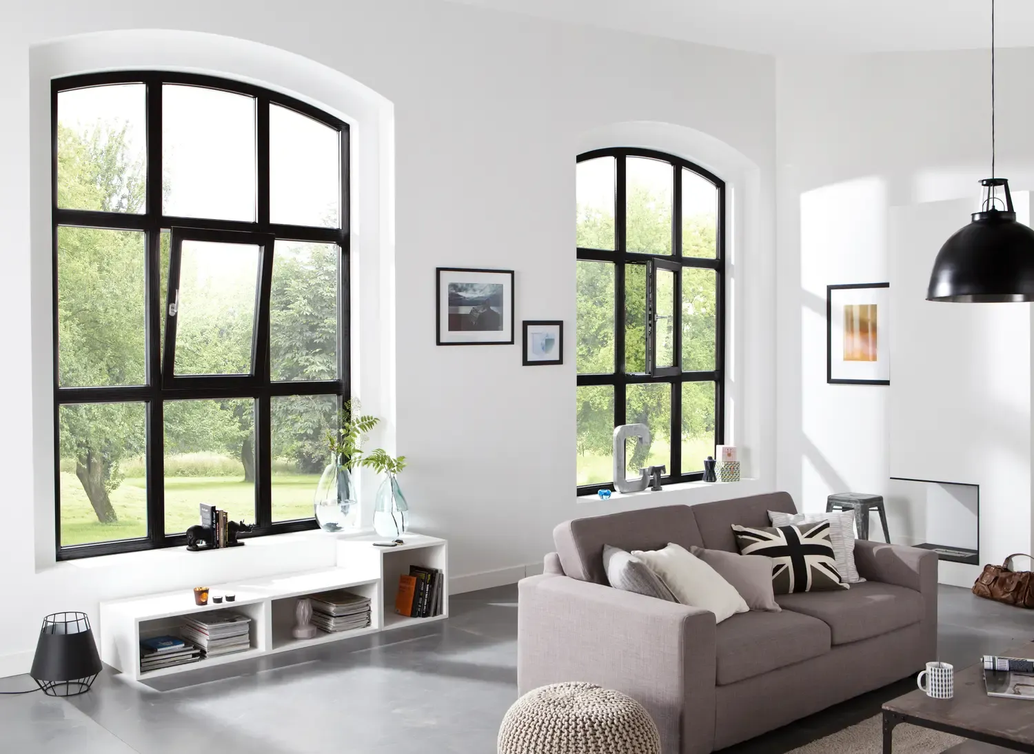Grandes fenêtres cintrées Textural à finition noire dans un loft lumineux