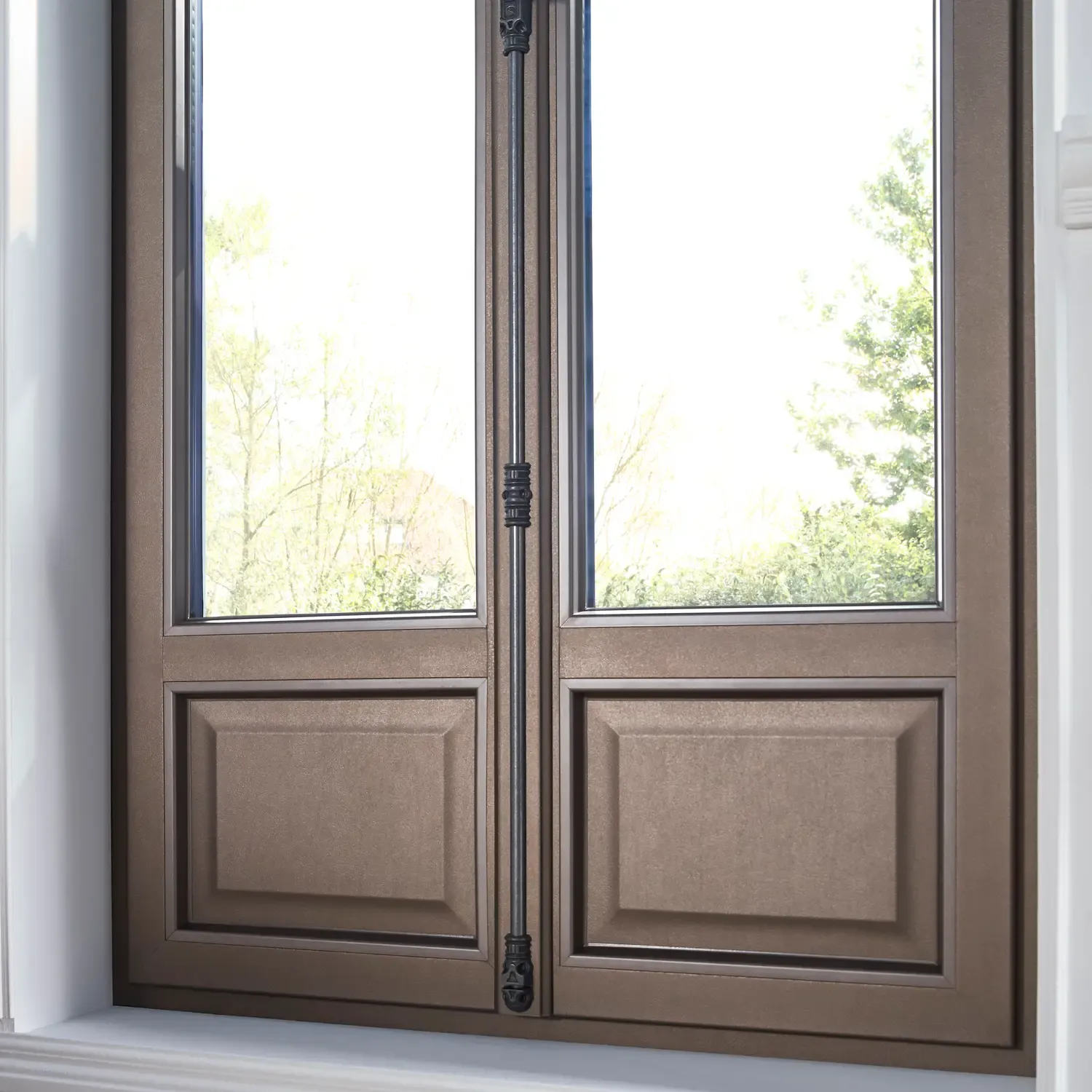 Détail des battants texturés taupe d'une fenêtre Textural, panneau plein et petit bois