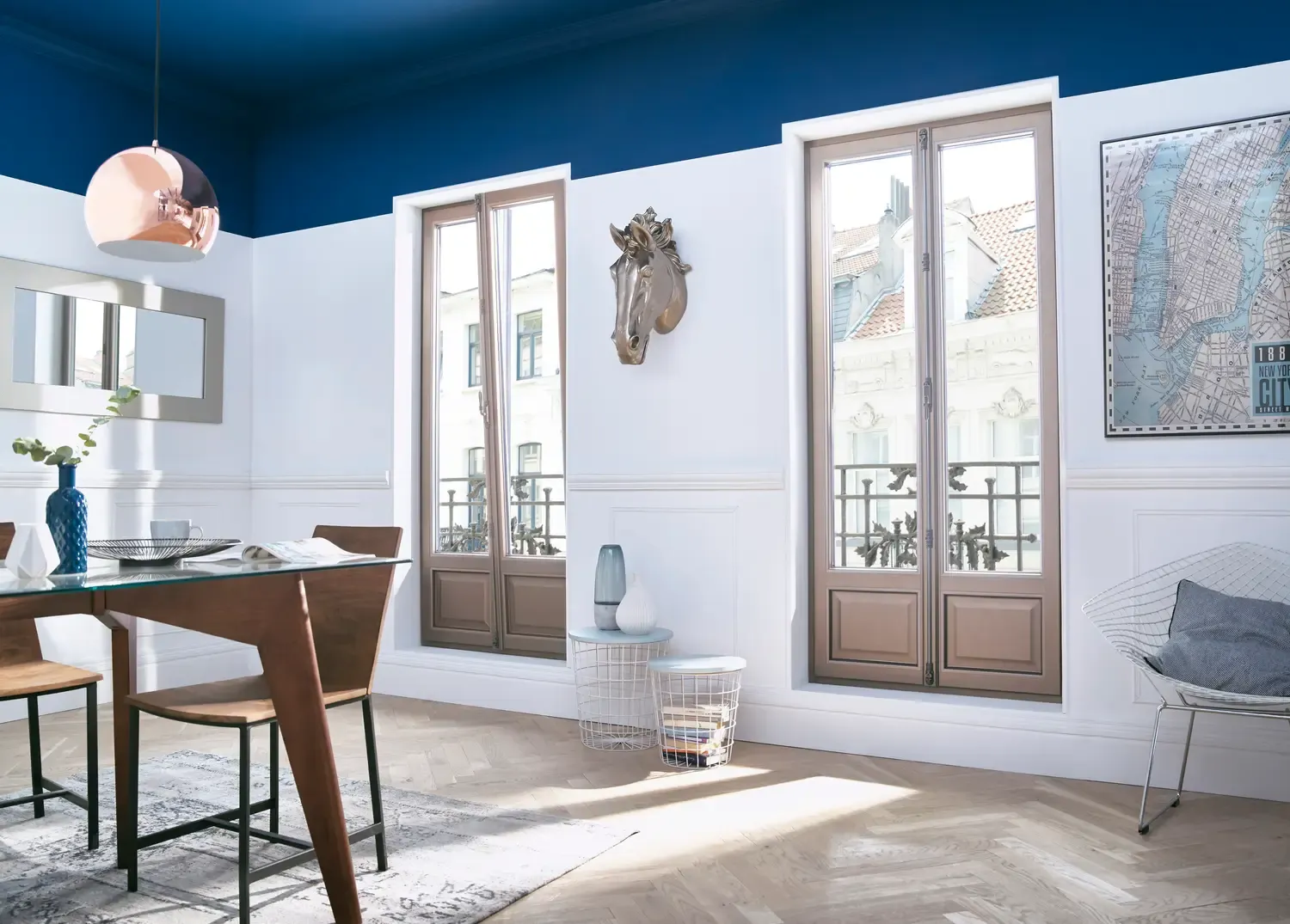 Salle à manger élégante avec portes-fenêtres Textural à finition taupe donnant sur balcon