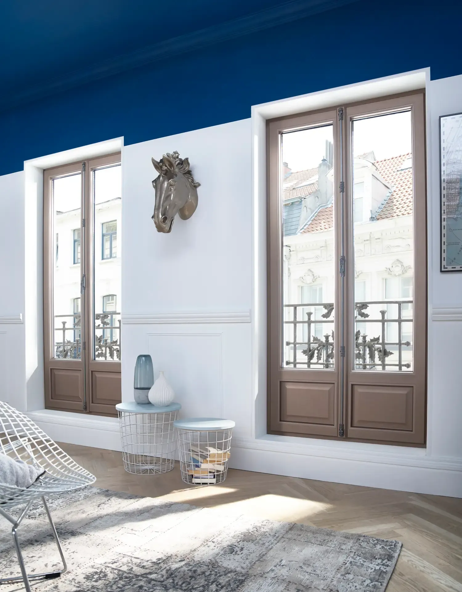 Fenêtres françaises Textural à finition taupe texturée dans un séjour au plafond bleu