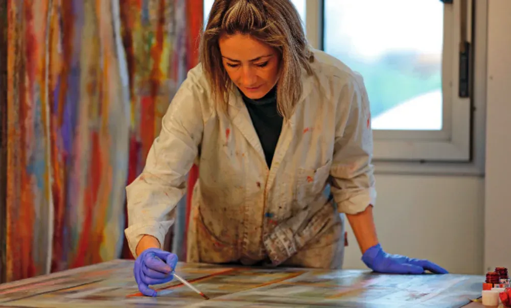 Amandine Mangenot, artiste plasticienne et matériste, au travail dans son atelier
