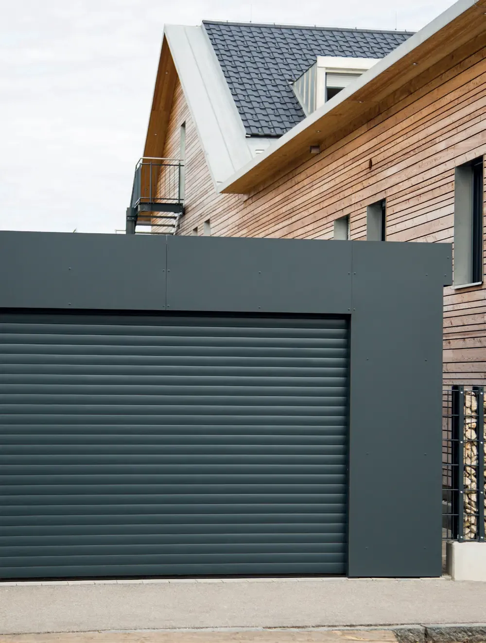 Porte de garage enroulable et menuiseries PROFERM sur une maison contemporaine
