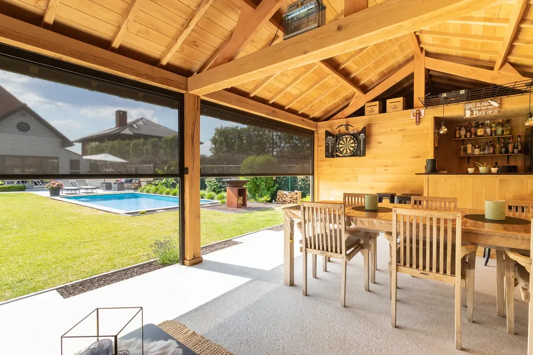 Store screen extérieur sur une terrasse ombragée