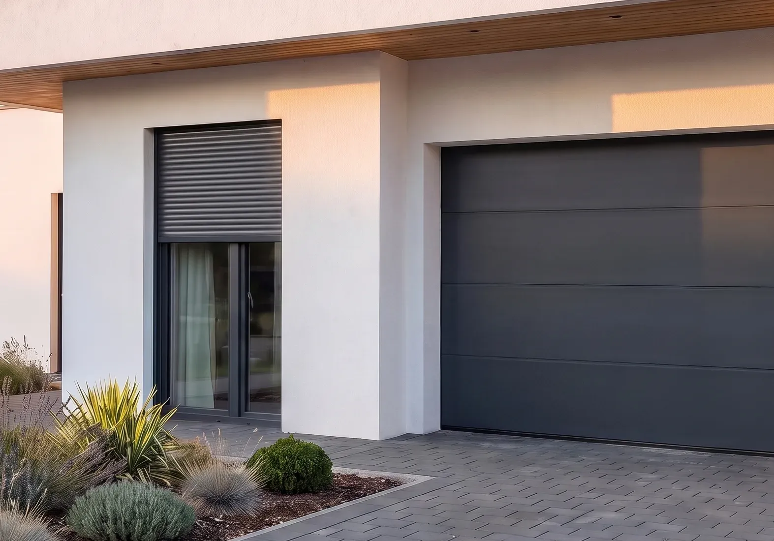 Volet roulant et porte de garage PROFERM sur une maison moderne au coucher du soleil