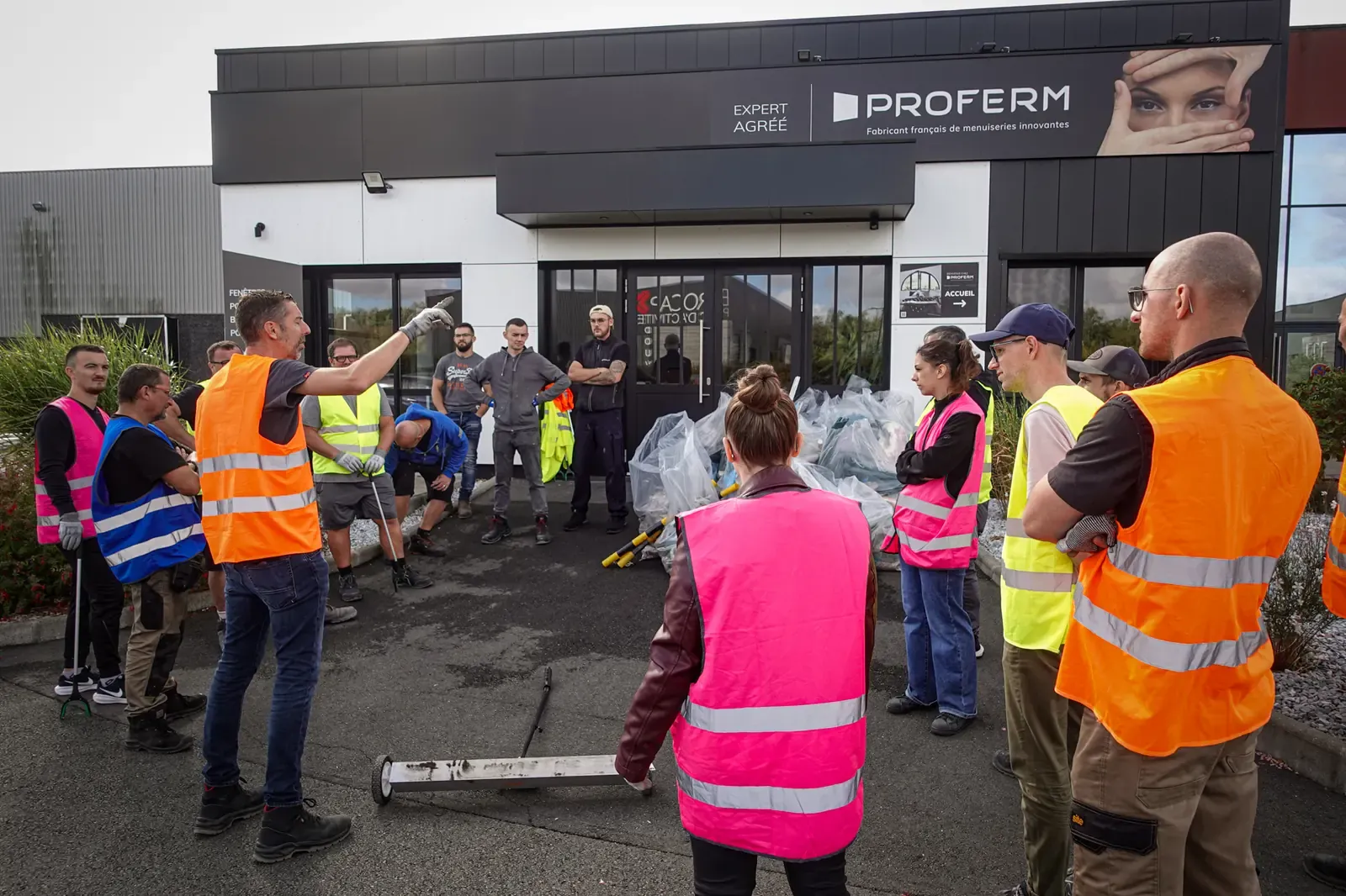 Briefing devant l’accueil PROFERM à Douvrin avant le départ, les équipes en gilets de sécurité écoutent la répartition des secteurs