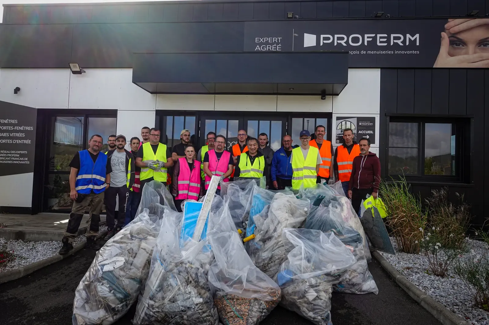 L’équipe PROFERM réunie devant l’accueil à la fin de la matinée, devant les sacs de déchets collectés