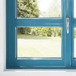 Zoom fenêtre deux vantaux TEXTURAL® glossy bleu et paumelles invisibles