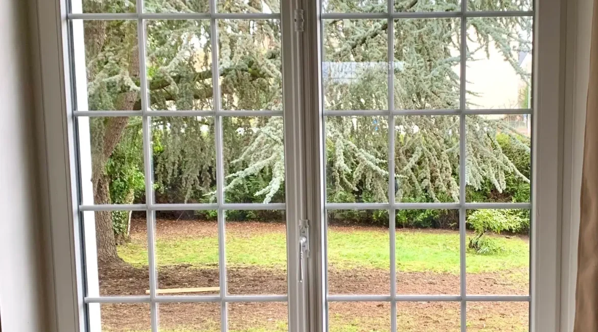 Porte-fenêtre PVC avec croisillons et fausse crémone