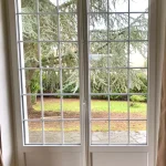 Porte-fenêtre PVC avec croisillons et fausse crémone