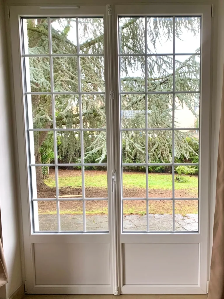 Porte-fenêtre PVC avec croisillons et fausse crémone