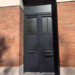 Porte d'entrée, modèle Adonis, tirants horizontaux, clapet à lettres, petits bois collés laqués, imposte, gamme HYBRIDE