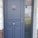 Porte d'entrée, modèle Anémone, heurtoir fer cémenté, bouton inox, tierce, gamme HYBRIDE