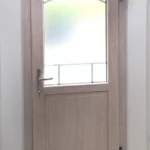 Porte d'entrée, modèle Chicorée, teck de Java, petits bois collés, gamme TEXTURAL®