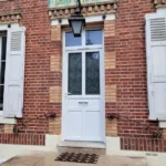 Porte d'entrée, modèle Domino, tirant horizontal, grille Prado, imposte, gamme HYBRIDE