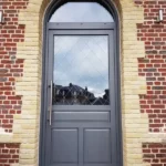Porte d'entrée, modèle Anémone, grille Savoie intégrée au vitrage, bâton de tirage, gamme HYBRIDE