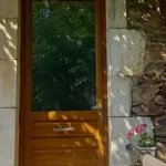 Porte d'entrée, modèle Iris, tirant horizontal laiton, chêne doré, gamme PERFORM