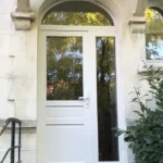 Porte d'entrée, modèle Iris, grille Castille, tierce et imposte coins de mouchoir, gamme PERFORM